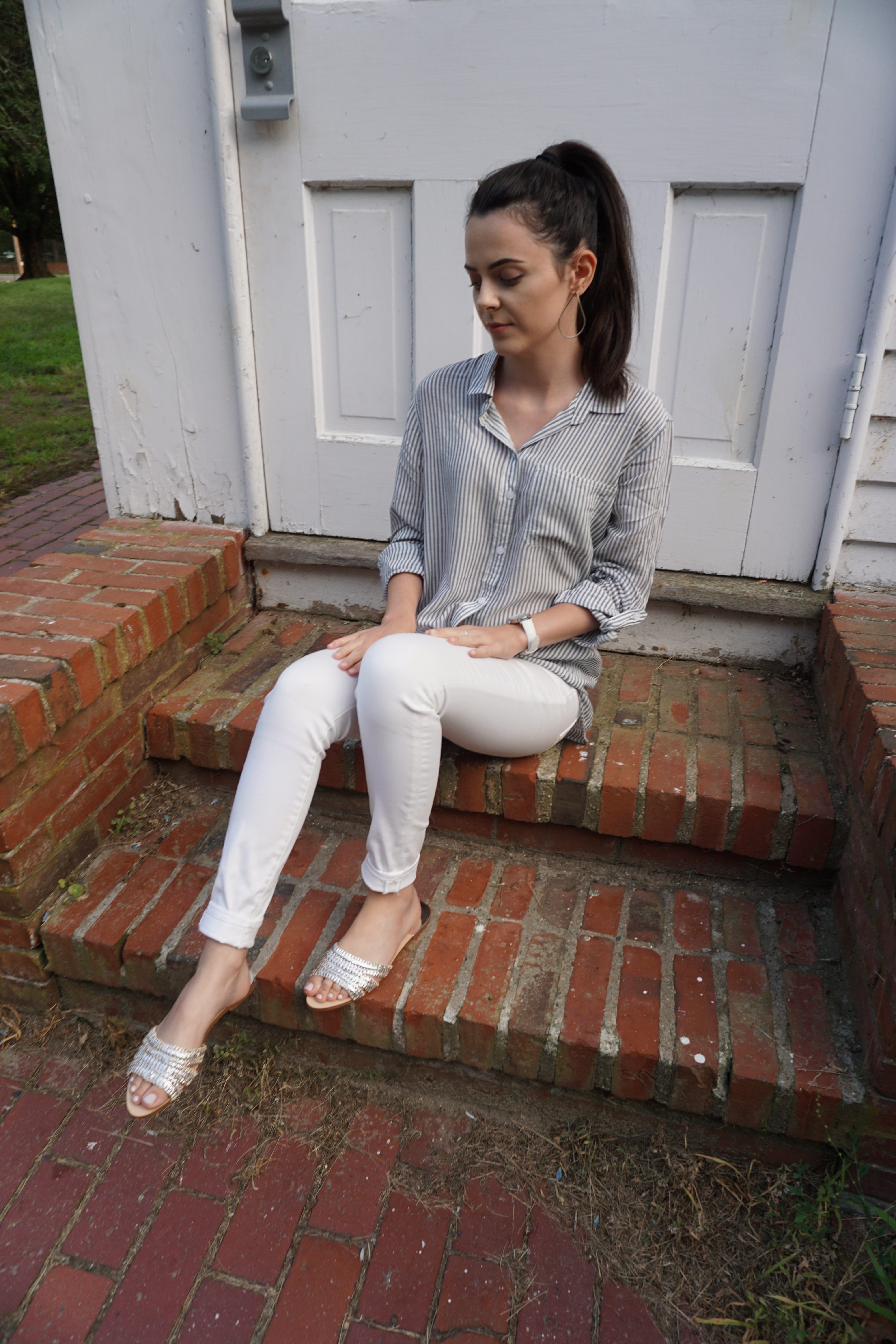 what color shirt goes with blue and white striped pants